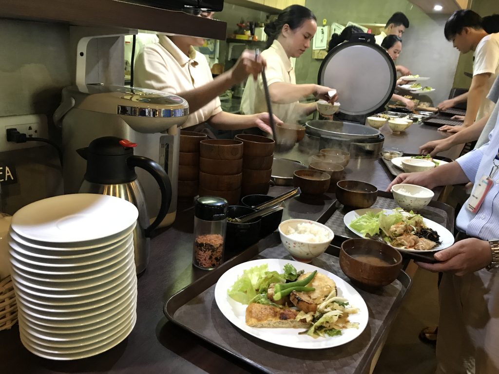 フィリピン留学Howdyの食事風景