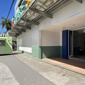 学校前は人通りが多く安全