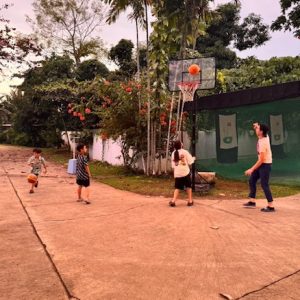 バスケットボールを楽しむ子供たち