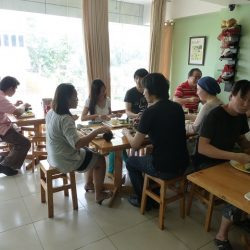 フィリピン留学 CEGA 食事中の留学生たち