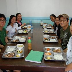 フィリピン留学　MMBS　食事中