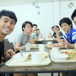 フィリピン留学 IDEA CEBU　食事中の留学生