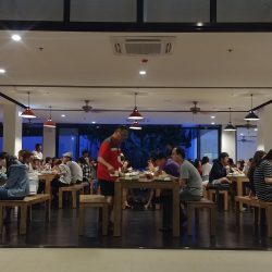 フィリピン留学　EV ACADEMY　食事を楽しむ留学生