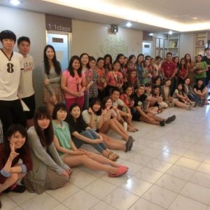 フィリピン留学 cebustudy　留学生と講師の集合写真