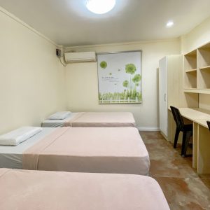 8. 三人部屋1