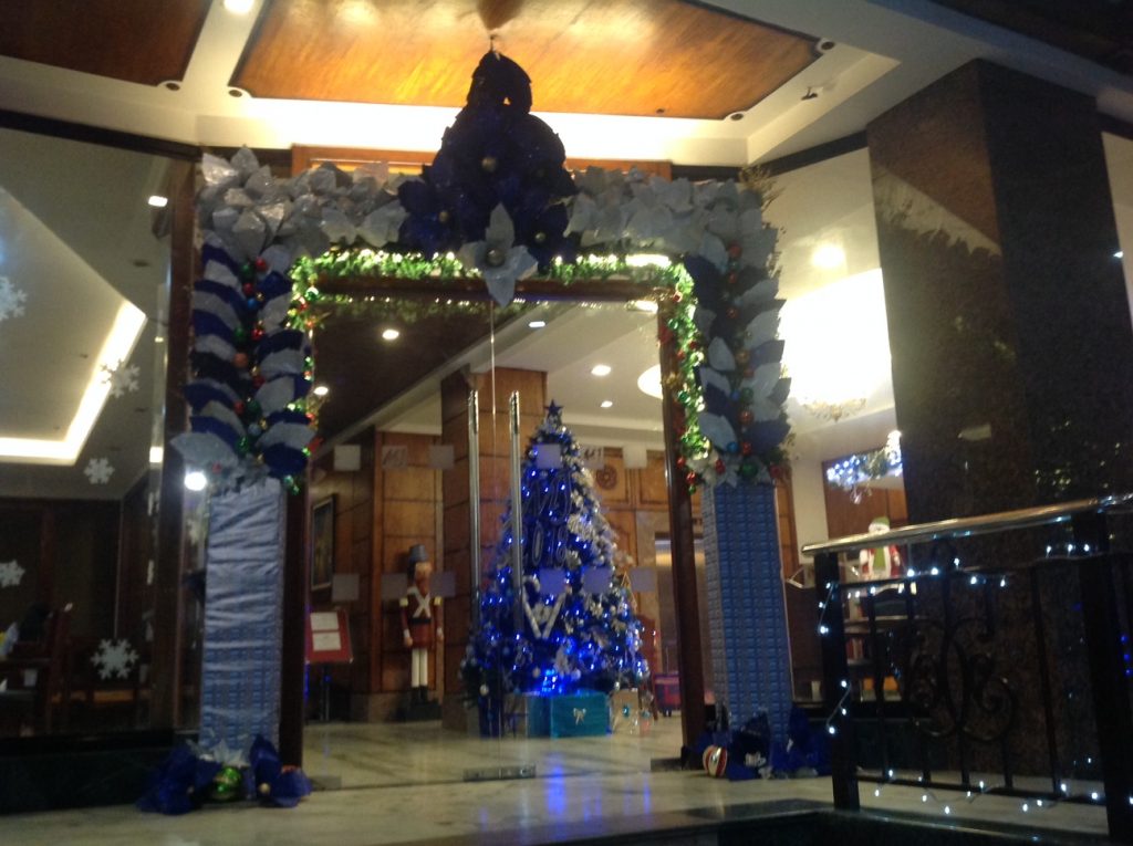 MJホテルの入口。12月らしい雰囲気です。