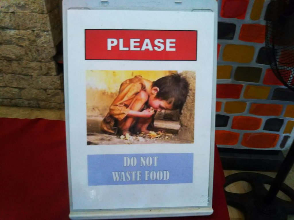 「食べ物を無駄にしないで！」のポスター。