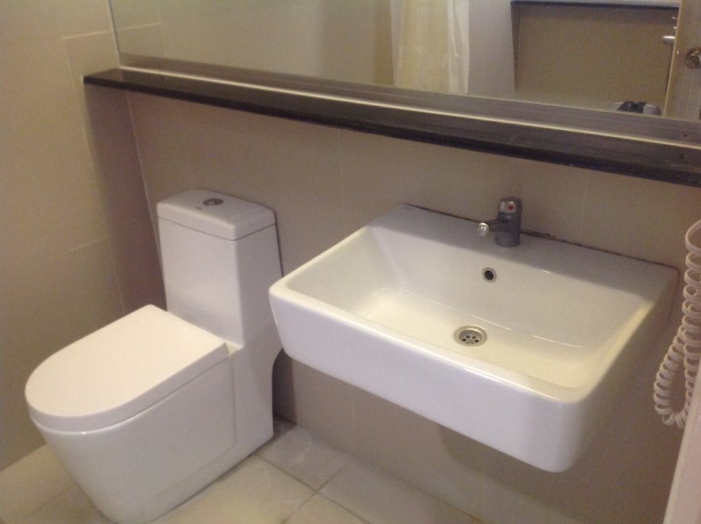 フィリピン留学　EV ACADEMY  toilet and washing bowl