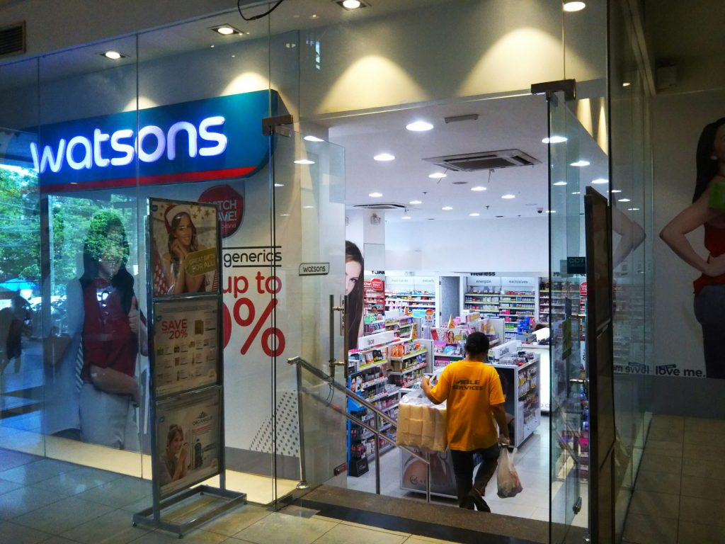 化粧品はWatsonsで。