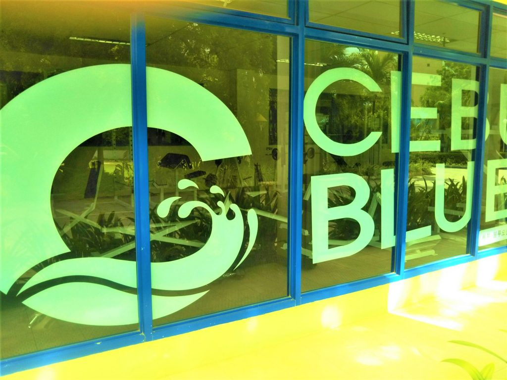 フィリピン留学 CEBU BLUE  OCEAN ガラスのロゴ