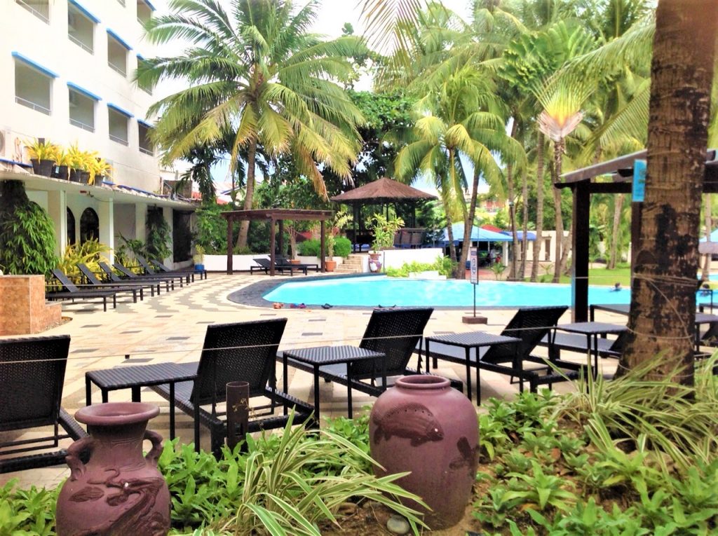 フィリピン留学 CEBU BLUE  OCEAN EGI Hotel poolside