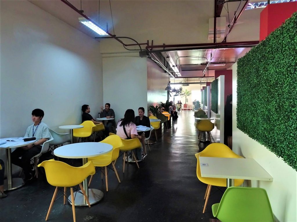 フィリピン留学　IDEA ACADEMIAのカフェ風のマンツーマン席