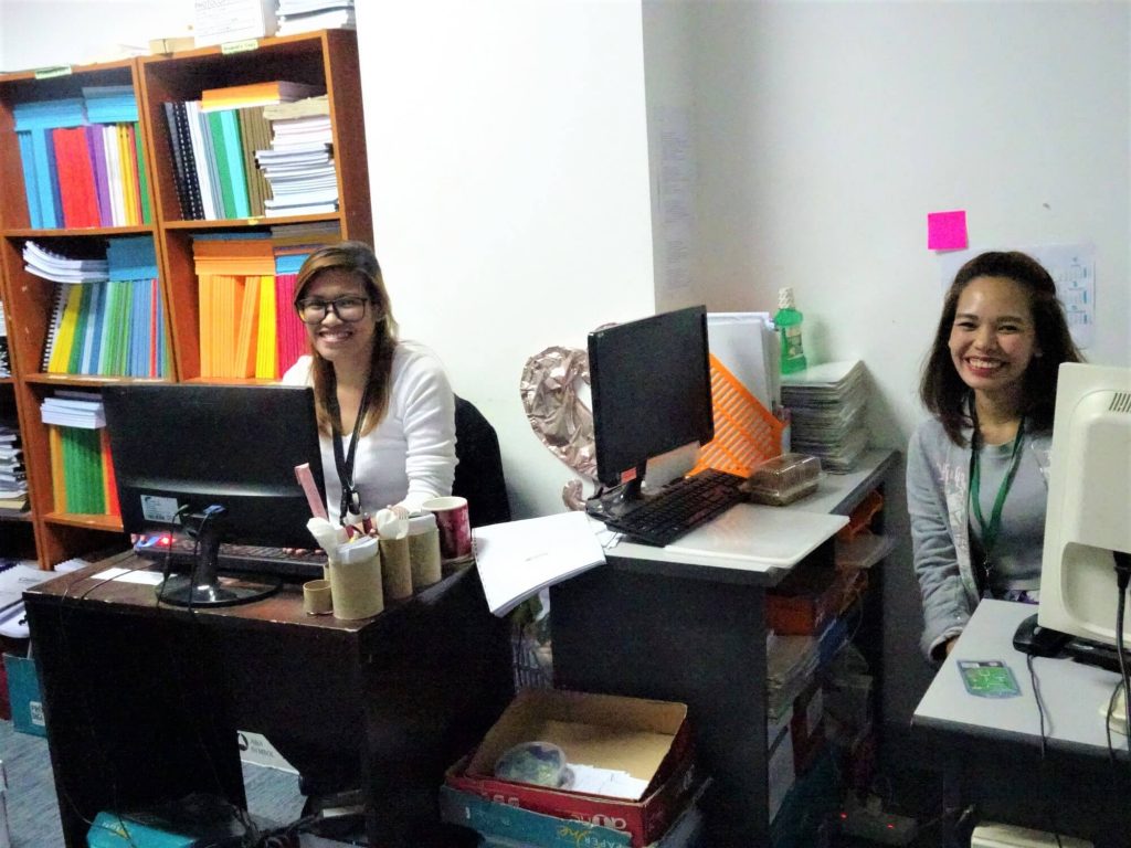 フィリピン留学　NILSのオフィススタッフ