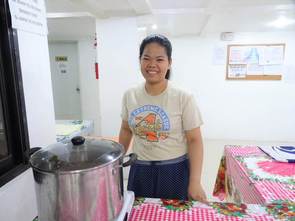 フィリピン留学　NILSニューキャンパスの食堂スタッフ