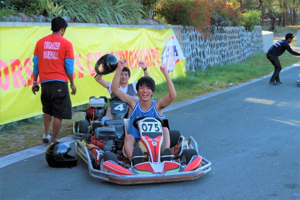 フィリピン留学　HELPクラーク　Kart_03　ゴーカートでガッツポーズ