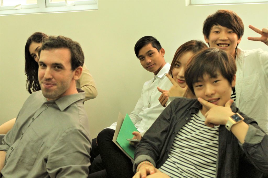 クラス写真　ヨーロッパ、日本、韓国、台湾の生徒と
