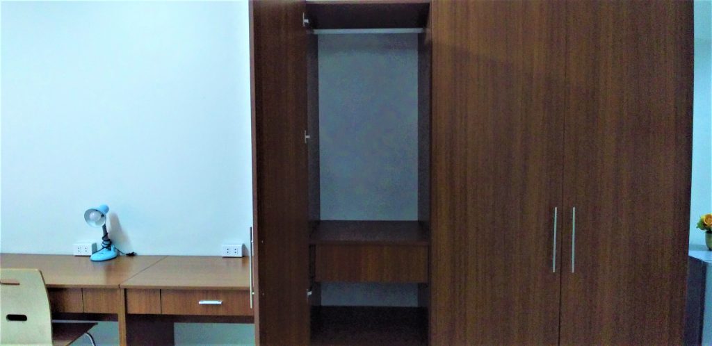 GLC twinroom closet and desk