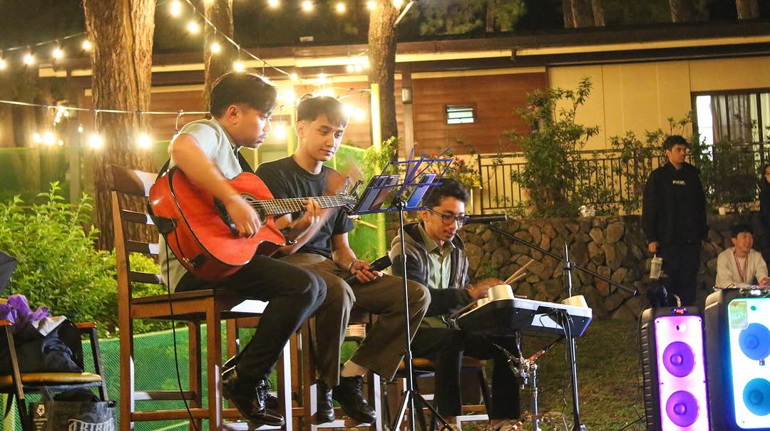 先週金曜日の夜19時からエコキャンパスのキャンプエリアで、アコースティックライブイベントが開催されました エコキャンパスに在籍する100人以上の生徒やスタッフが参加しお菓子やドリンクを皆で楽しみました 外部から招待したプロのアーティストがライブを披露してくれたほか、たくさんの生徒や先生達がステージに立ち歌やダンスのパフォーマンスをしてくれました エコキャンパスではこのようなアクティビティが不定期で行われ、友達の輪を広げる